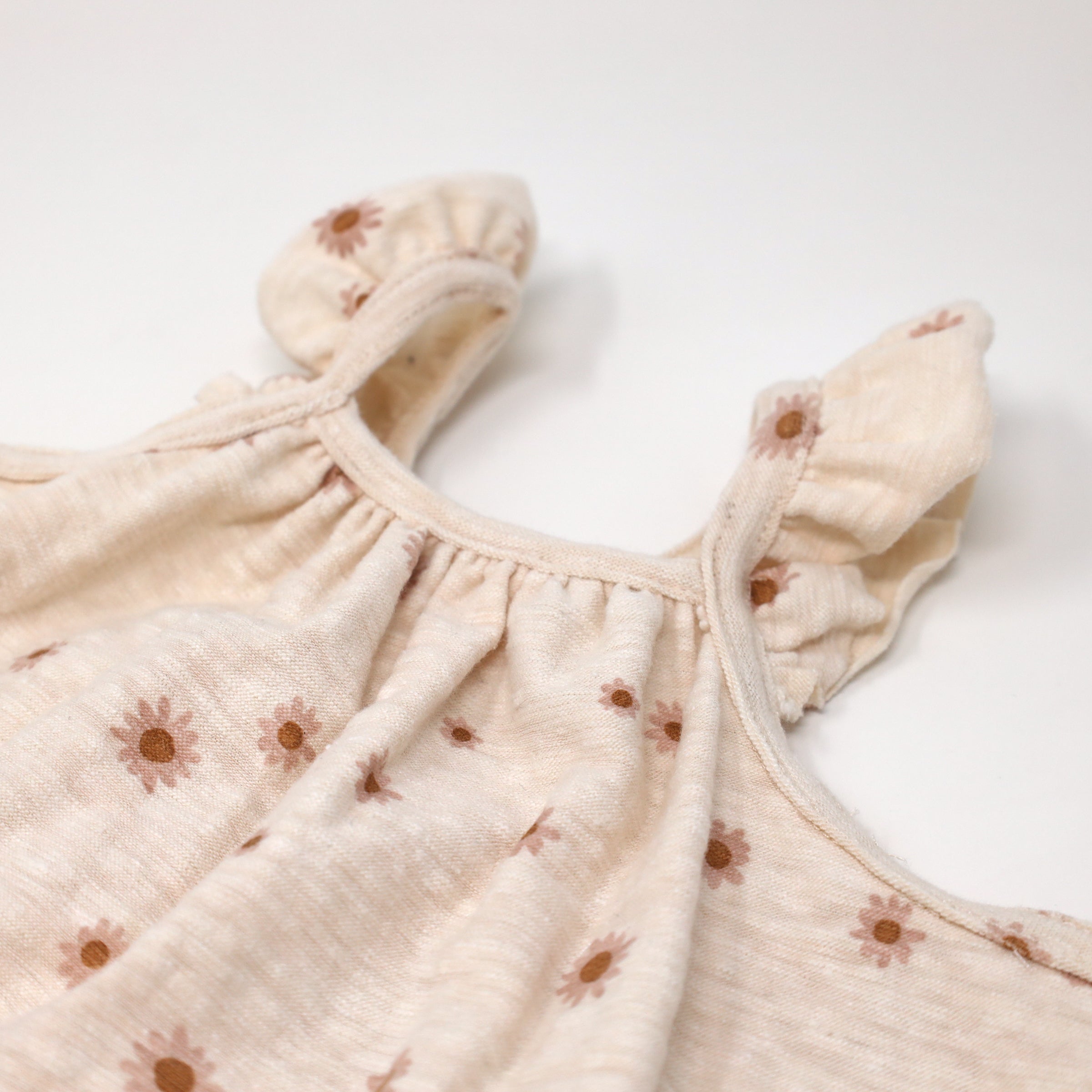 oh baby! Ruffle Strap Slub Bubble - Mini Daisies - Sand Heather